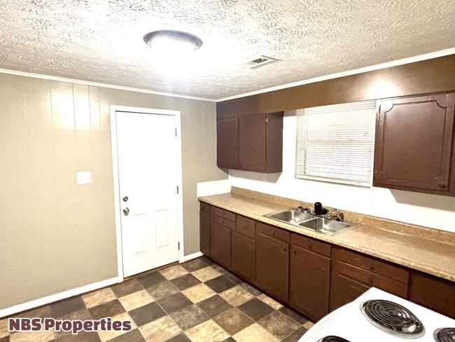 Building Photo - 2212 Harvey St