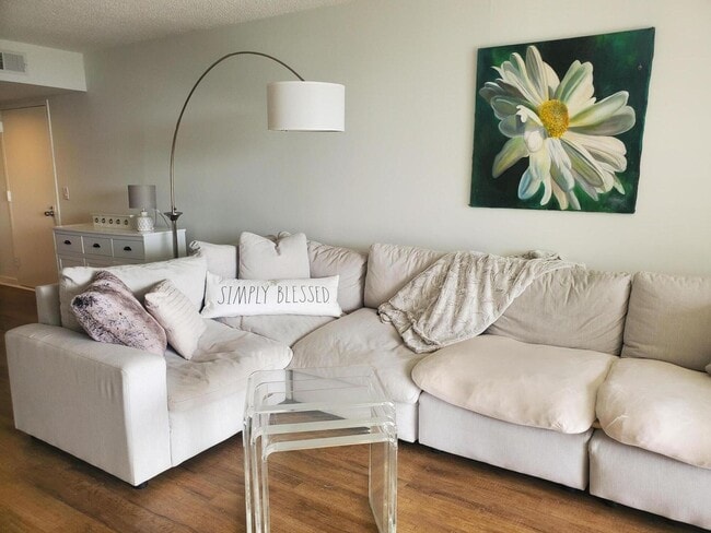 Building Photo - 2425 Presidential Way