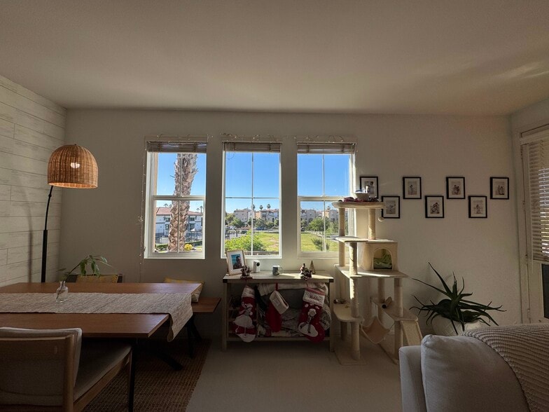 Building Photo - 243 Riverdale Ct