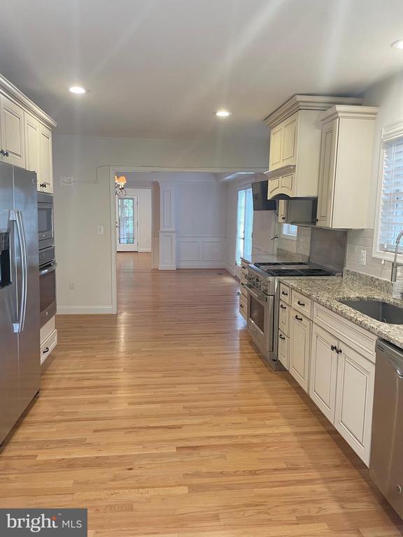 Building Photo - 9309 Main St