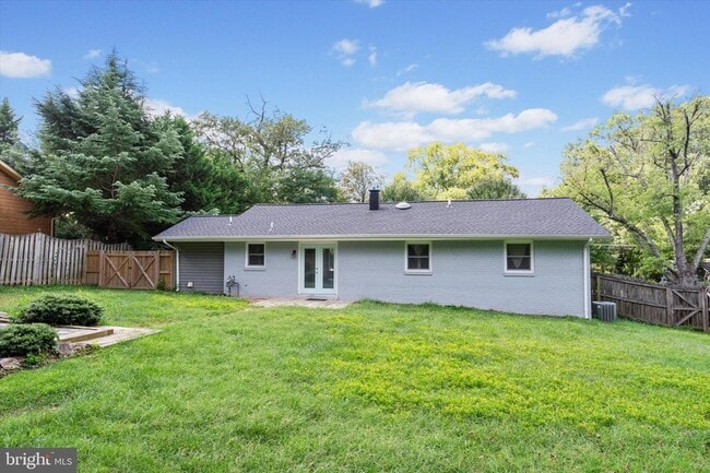 Building Photo - 906 Monroe St