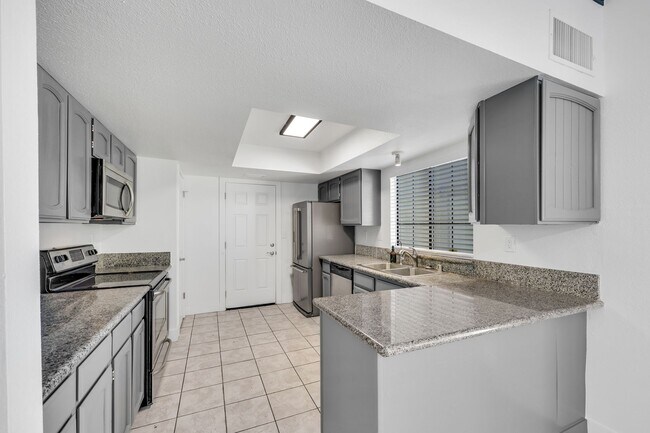 Building Photo - Beautiful home in central location