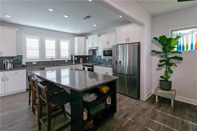 Building Photo - 5687 Villa Crest Dr