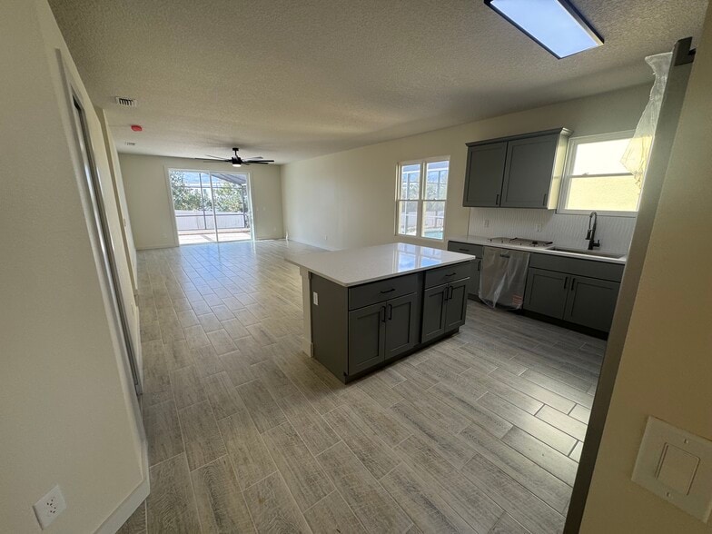 Building Photo - 839 Knollwood Dr