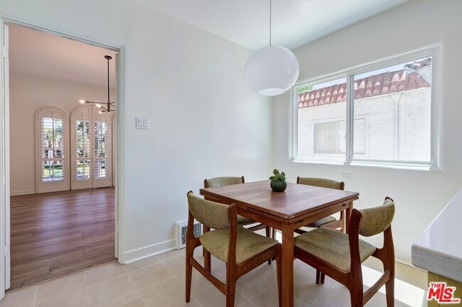 Building Photo - 119 N Almont Dr