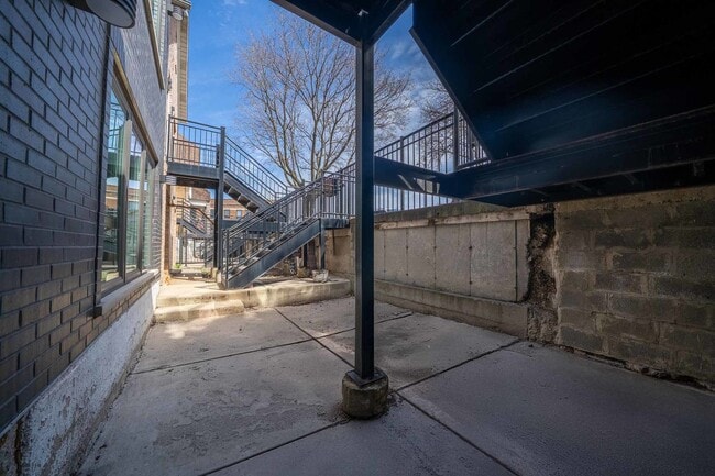 Building Photo - 2008 W Coulter St