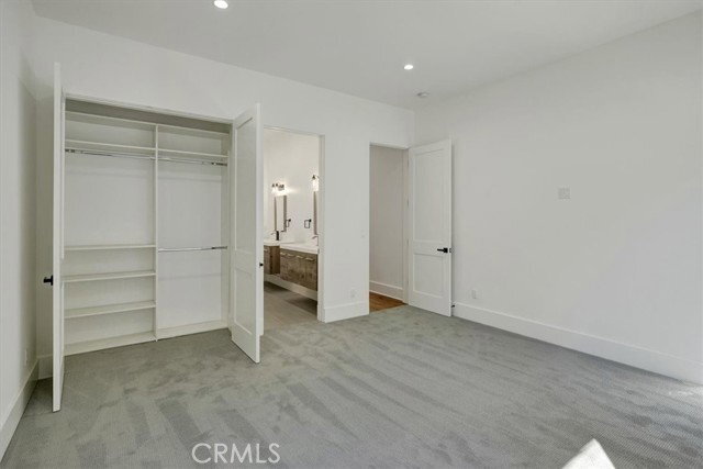 Building Photo - 5520 Woodlake Ave
