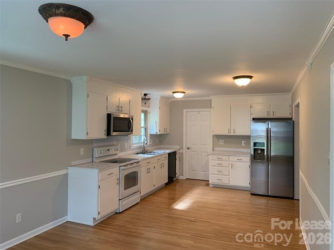 Building Photo - 1130 Cheddington Dr