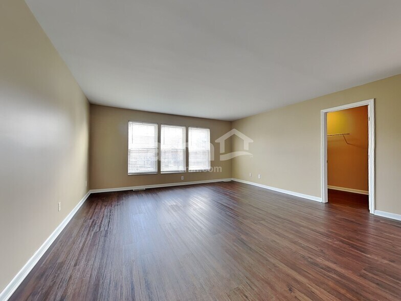 Building Photo - 10190 Meadowknoll Dr