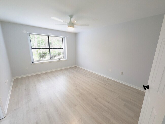 Building Photo - 1837 Sunrise Dr
