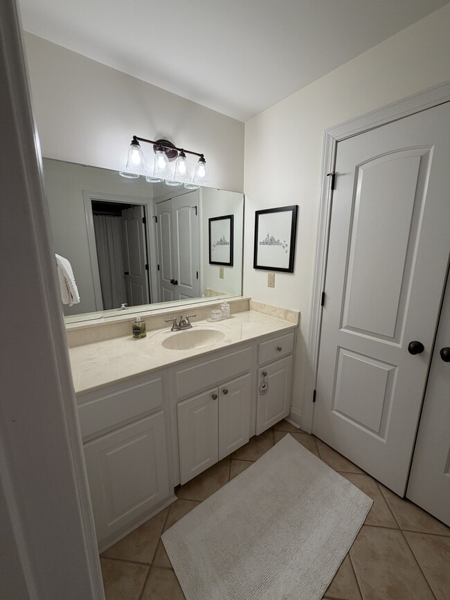 Building Photo - 424 Northpointe Lake Dr