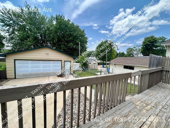 Building Photo - Cute 3 Bedroom House With Fenced Yard & 2 ...