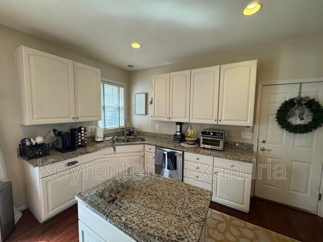 Building Photo - 6987 Forepond Ct