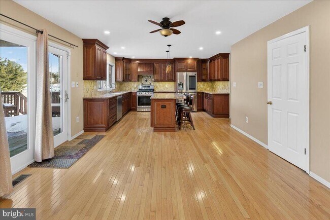 Building Photo - 7 Redwood Ct