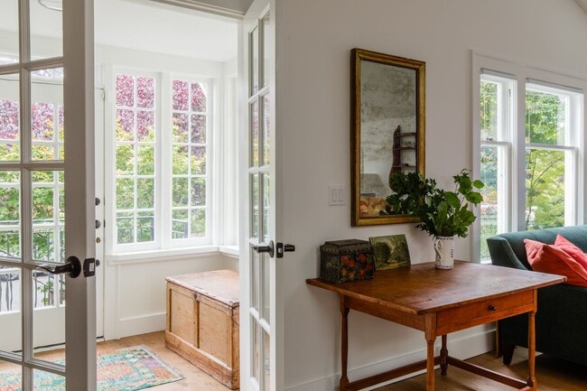 Building Photo - Newly remodeled Greenwood Craftsman!
