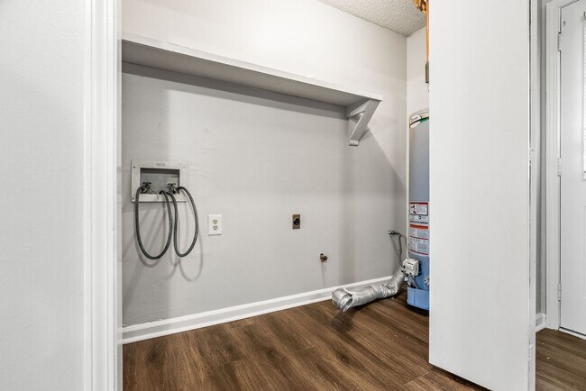 Building Photo - Updated House for Rent in Maumelle – Spaci...