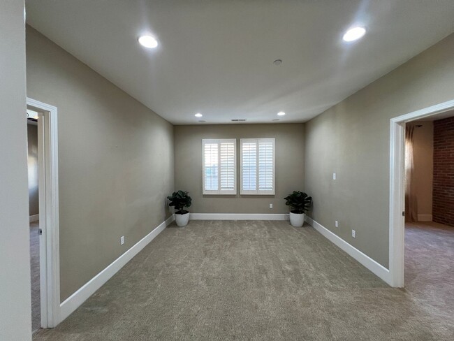 Building Photo - Former model home with tons of upgrades in...