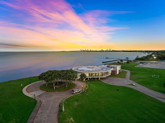 Building Photo - 714 Lee St