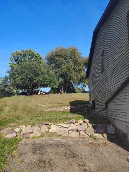 Building Photo - 700/701-701 Iroquois Ct