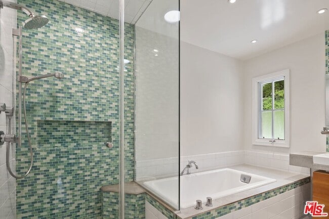 Building Photo - 18080 Karen Dr