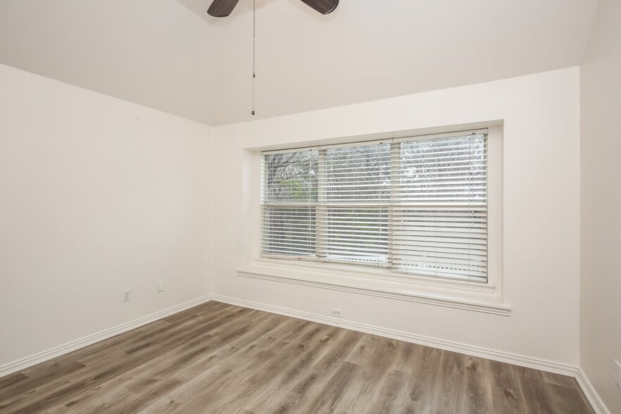 Building Photo - 308 Creekview Dr