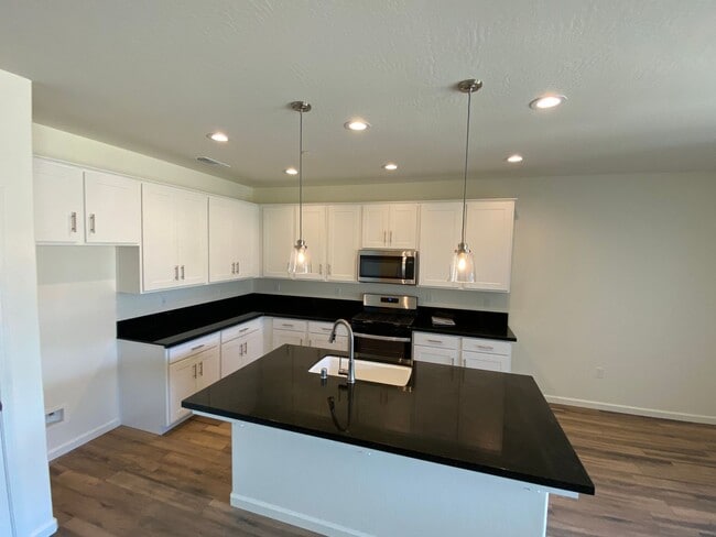 Building Photo - Gorgeous NEWER home between Tulare and Vis...