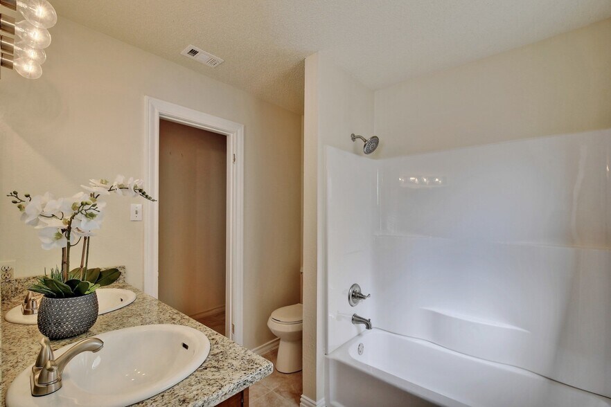Building Photo - 1622 Peachtree Valley Dr