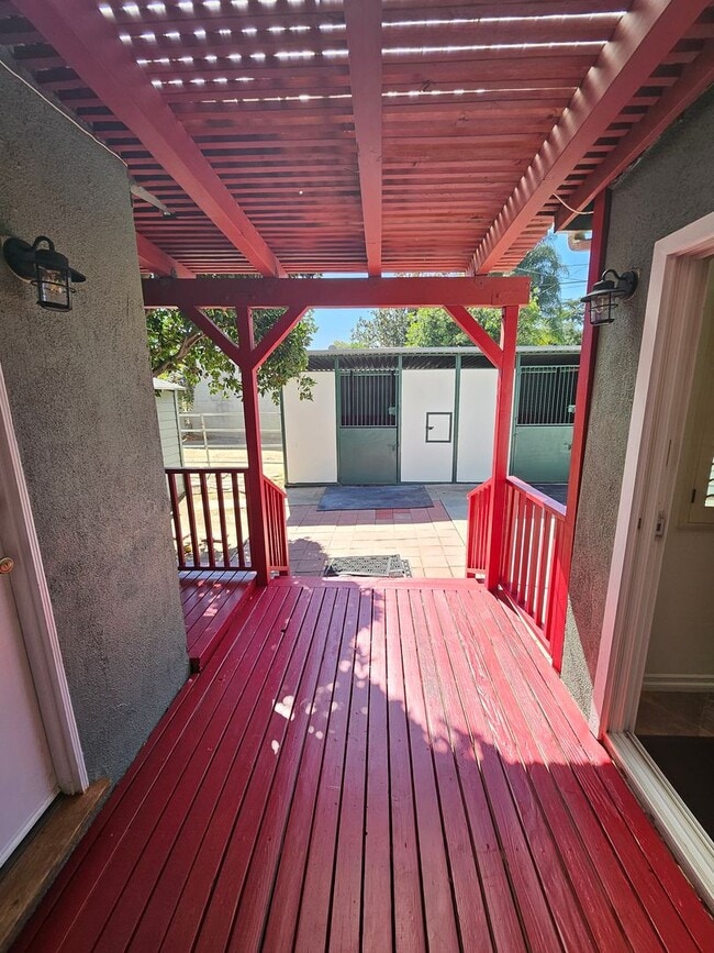 Building Photo - **Charming 3-Bedroom Home in Burbank Rancho**