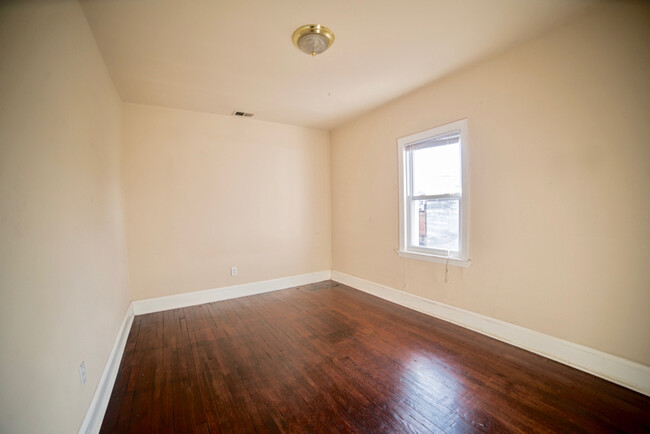 Building Photo - Spacious Kingman Park Apartment! One Bed P...