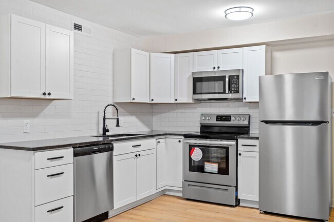 Interior Photo - 1121 West End Blvd