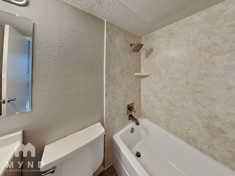 Building Photo - 9823 Walnut St