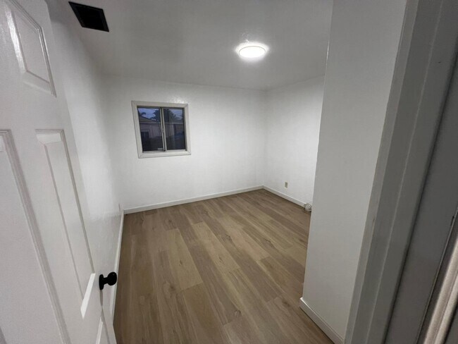Building Photo - 2264 Smythe Ave