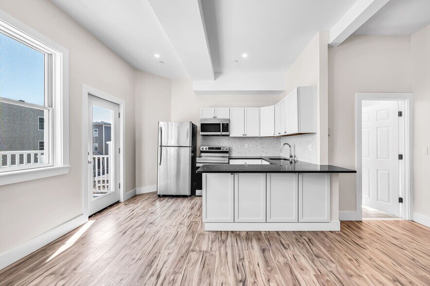 Primary Photo - 465 E 8th St