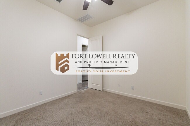 Building Photo - 3 Bedroom, 2 Bath Home near South Mountain!!