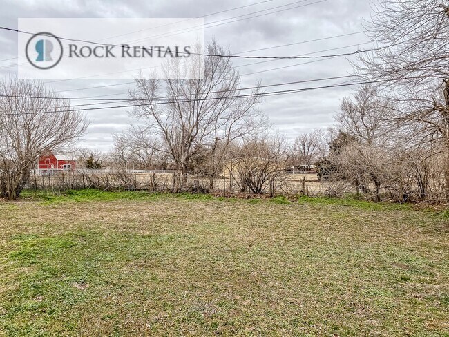 Building Photo - 3 Bed 1 Bath with Garage