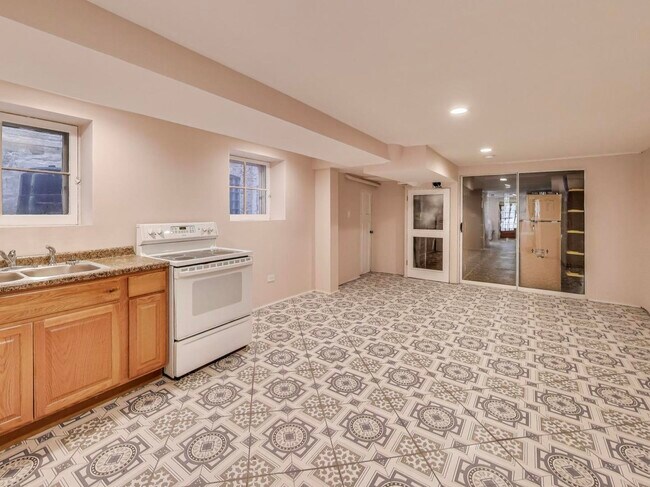 Building Photo - 5203 S Dorchester Ave