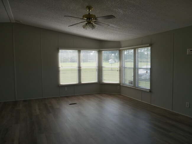 Building Photo - Adorable mobile home in Quitman