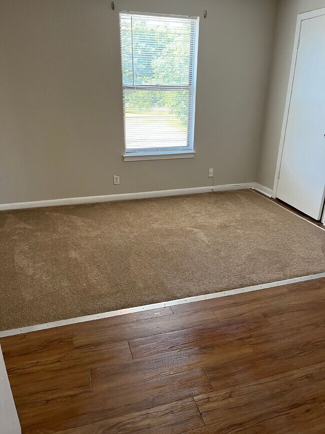 Building Photo - " 2-Bed Duplex on Delaware Street: Cozy Na...