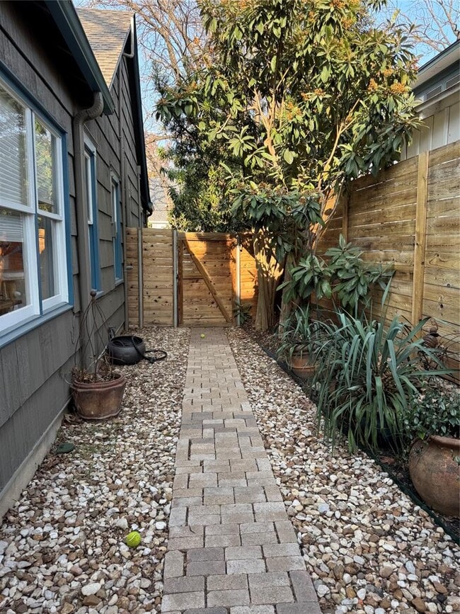 Building Photo - 807 Leonard St