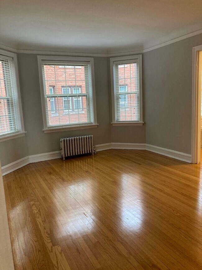 Building Photo - Recently Renovated East Rogers Park One Be...