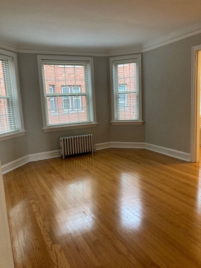 Building Photo - Recently Renovated East Rogers Park One Bedroom - Pets Welcome!