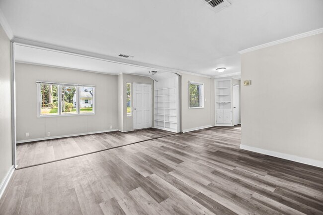 Building Photo - Charming 4 Bedroom, 2 Bathroom house