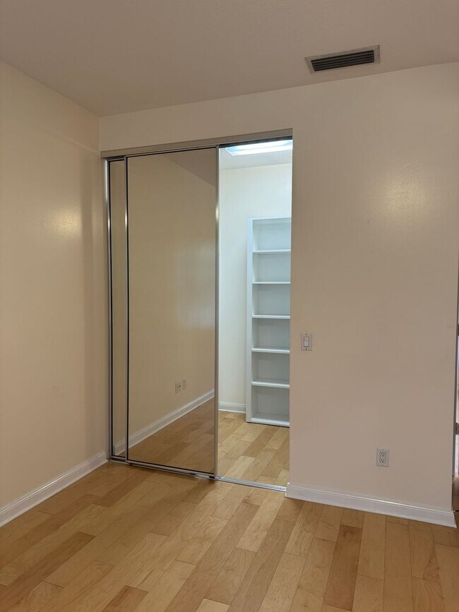 Building Photo - Lakeside Luxury Living in Island Walk – 3B...