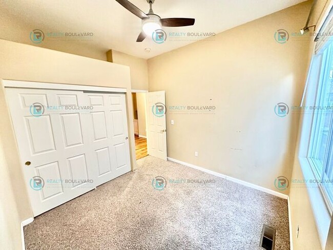 Building Photo - Half-Month Free Rent! Charming 3-Bedroom H...