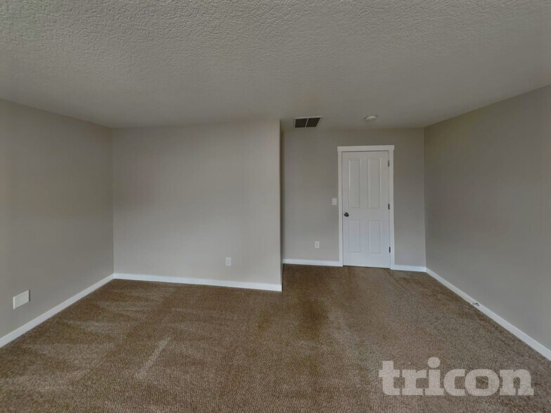 Building Photo - 6500 NE 86th Ave