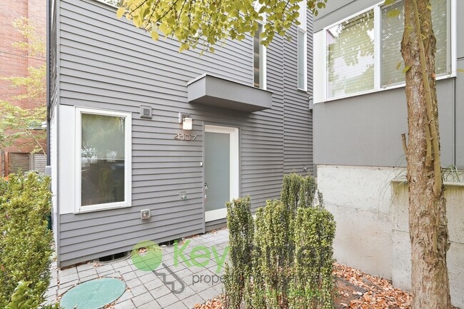 Building Photo - 4107 SW Oregon St