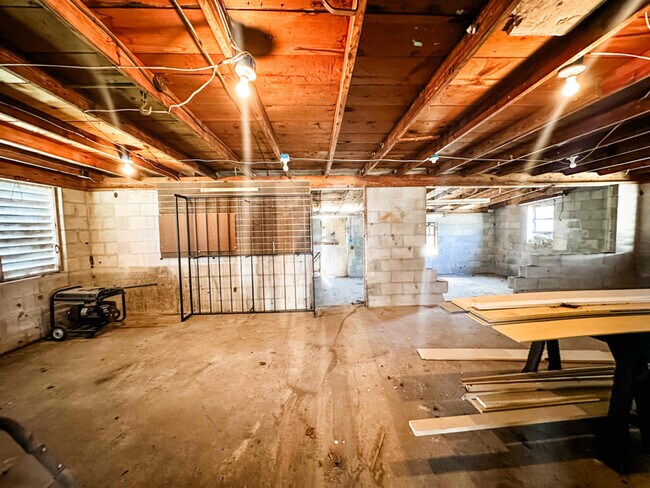 Building Photo - 1540 Lake Howard Dr