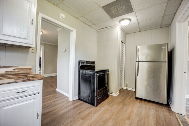 Building Photo - Freshly Updated 3 Bedroom House