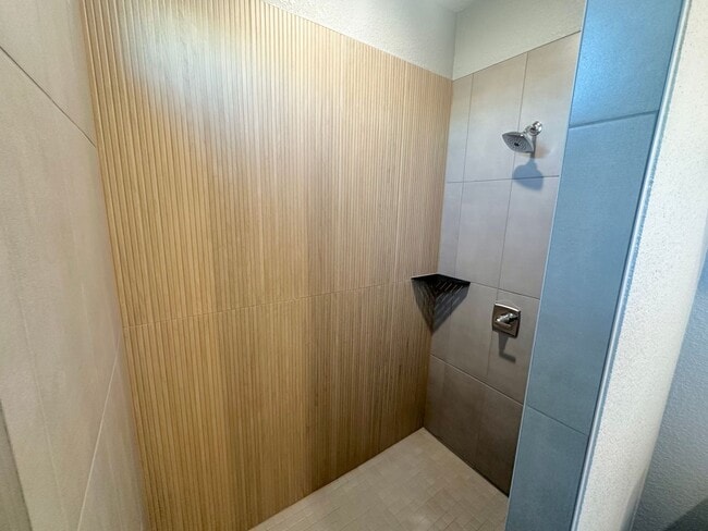 Building Photo - AVAILABLE NOW!