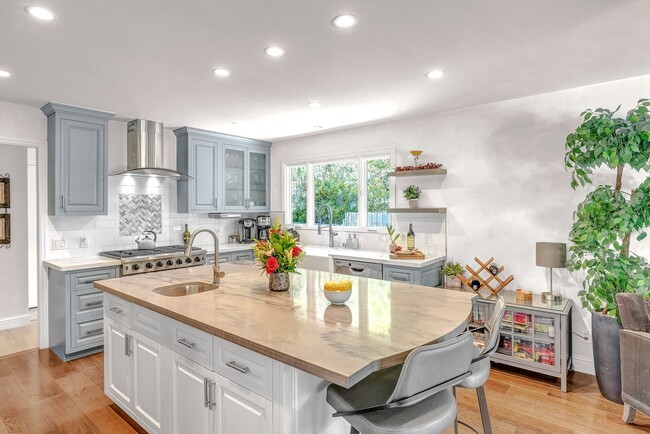 Building Photo - Perfect Location! 10-minute walk to the Oc...
